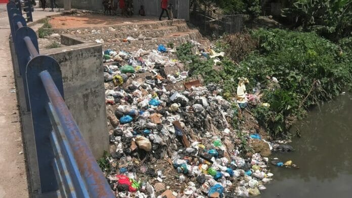 Cúmulo de basura y plástico arropa cañada Icaco en el barrio Nuevo Amanecer