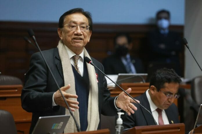 parlamentario de Perú defiende 
