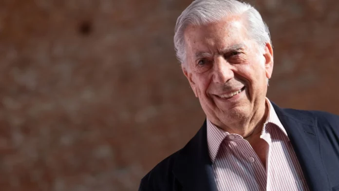El escritor Vargas Llosa es hospitalizado de nuevo por covid-19