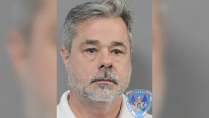 Condenan a 25 años de prisión a exsacerdote por drogar y abusar de 17 hombres en Nueva Orleans