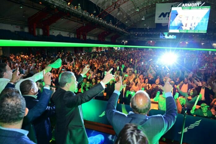 Fuerza del Pueblo realiza concierto de recaudación de fondos en el Armory Arena de Manhattan