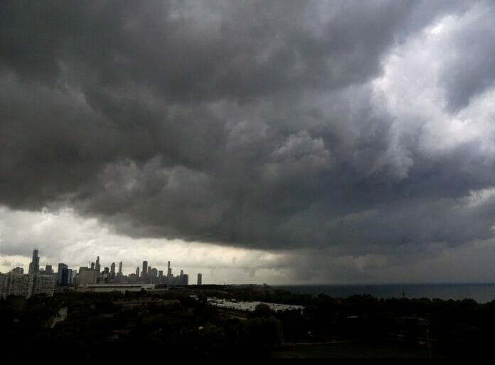 Tornado azota cerca del aeropuerto O'Hare de Chicago, interrumpe vuelos