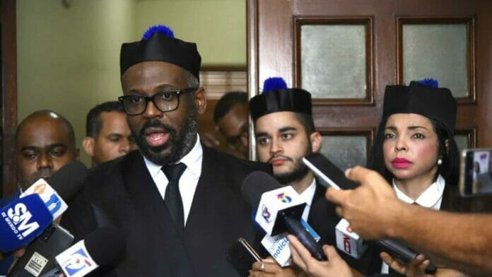 El Ministerio Público también señala que, tras el suceso, los policías sustrajeron grabadoras de video (DVR) de negocios cercanos y teléfonos celulares de testigos, aparentemente para eliminar pruebas que contradecían su versión de los hechos.