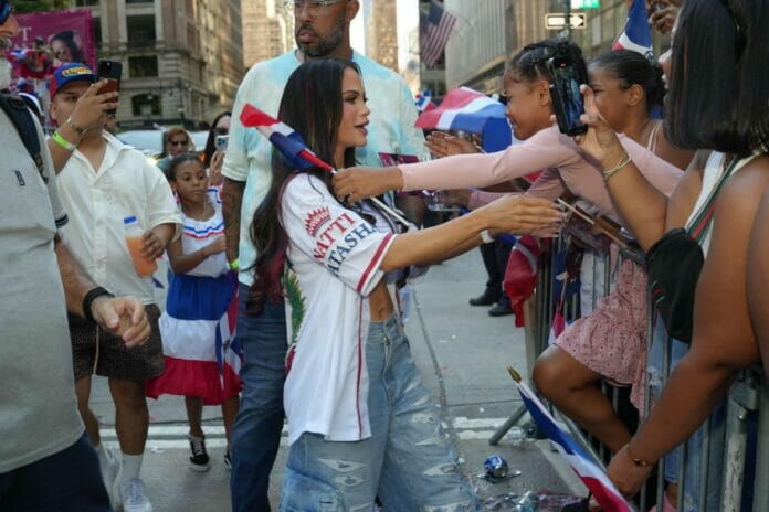 Natti Natasha deslumbra como reina del desfile dominicano en Nueva York