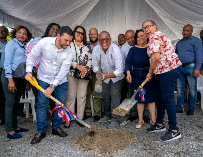 Alcalde José Andújar inicia construcción de funeraria en Las Caobas