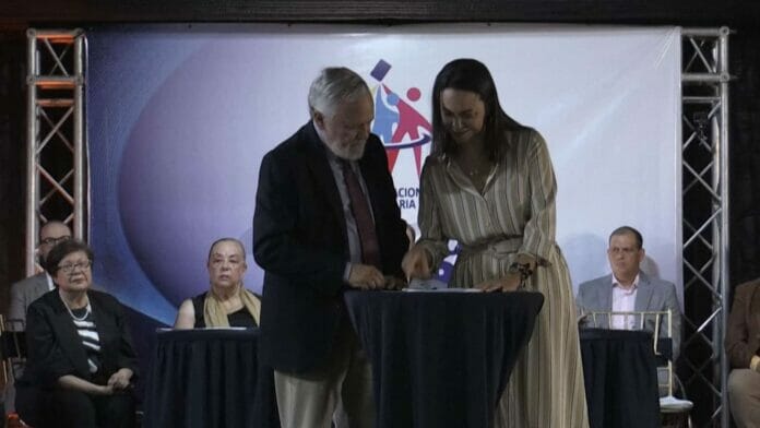 Candidatos de la oposición en Venezuela firman principios de unidad para las elecciones presidenciales
