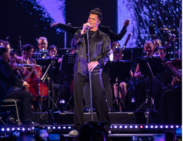 Ricky Martin interrumpe concierto en Montenegro tras incidente con gas lacrimógeno