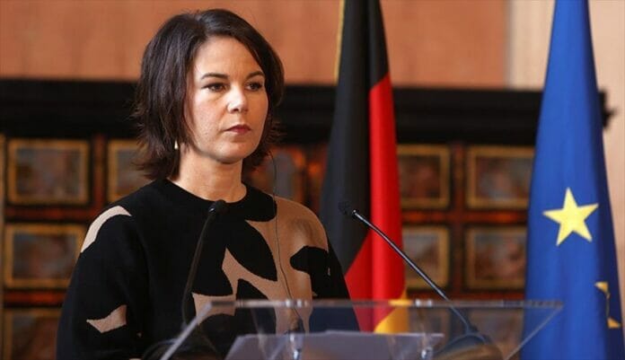 Fallas en avión suspende gira de ministra de Relaciones Exteriores alemana