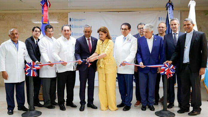 Raquel Peña entrega tomógrafo en hospital de Santiago y participa de actividades del sector empresarial