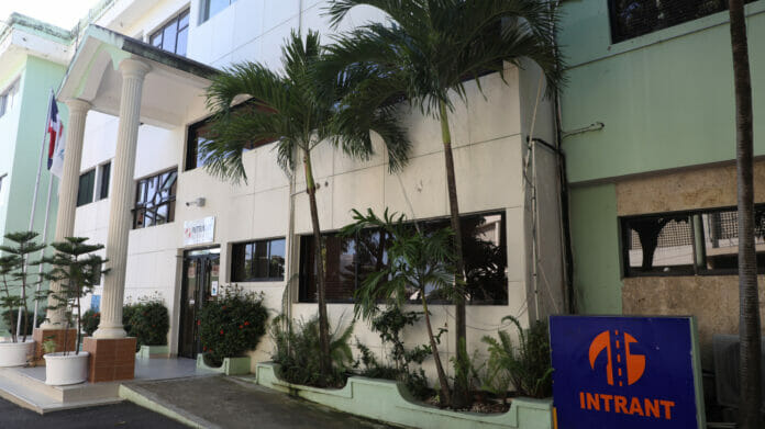 Intrant empresas de transporte turístico y de personal no poseen licencia de operación