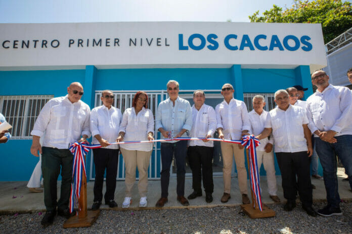 Abinader inaugura áreas de hospitales y carreteras