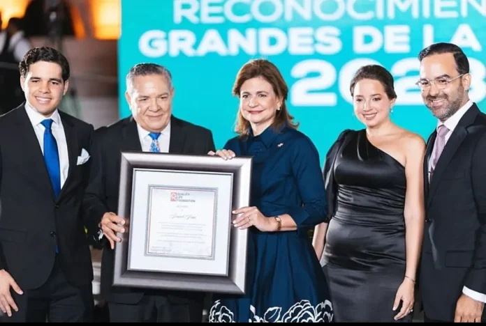 Reconocen a Raquel Peña por su gestión al frente del Gabinete de Salud