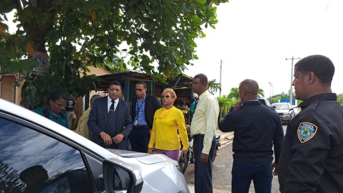 Agente policial dispara a vehículo de fiscal en Monte Plata tras supuestamente haberle chocado