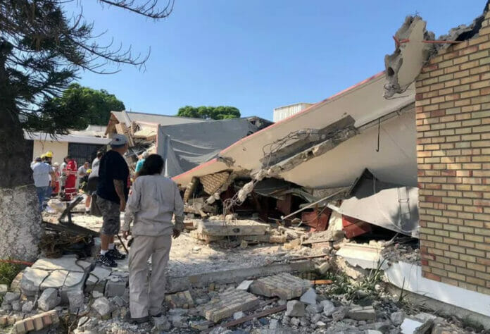 Suman 11 muertos por el desplome de iglesia en México