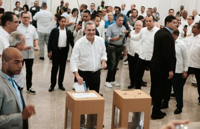 Abinader ejerce su derecho al voto; 