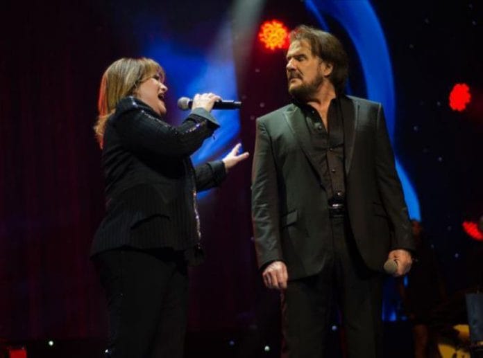 ¡A casa llena! Pimpinela repasa su trayectoria musical en el Hotel Jaragua