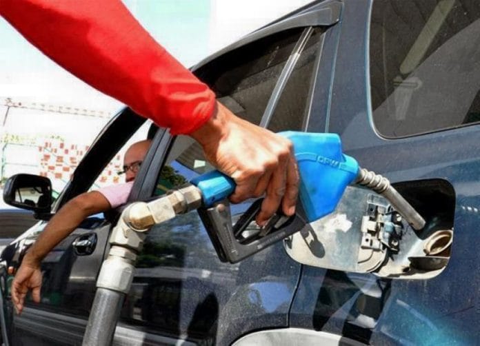 Gobierno mantiene sin variación principales combustibles; 4 varían de precio