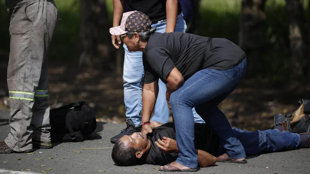 Momento en que hombre mata a tiros a manifestantes en Panamá