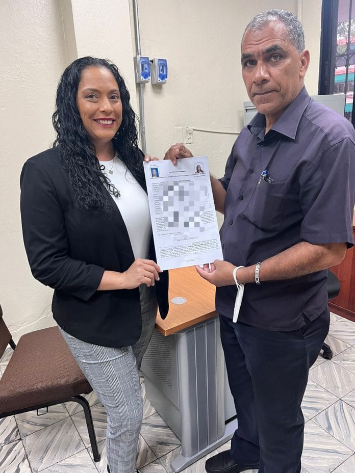 Isha Cabrera oficializa candidatura a diputada por Ultramar ante la JCE