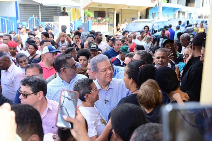 Leonel visita familias afectadas por inundaciones en SDO