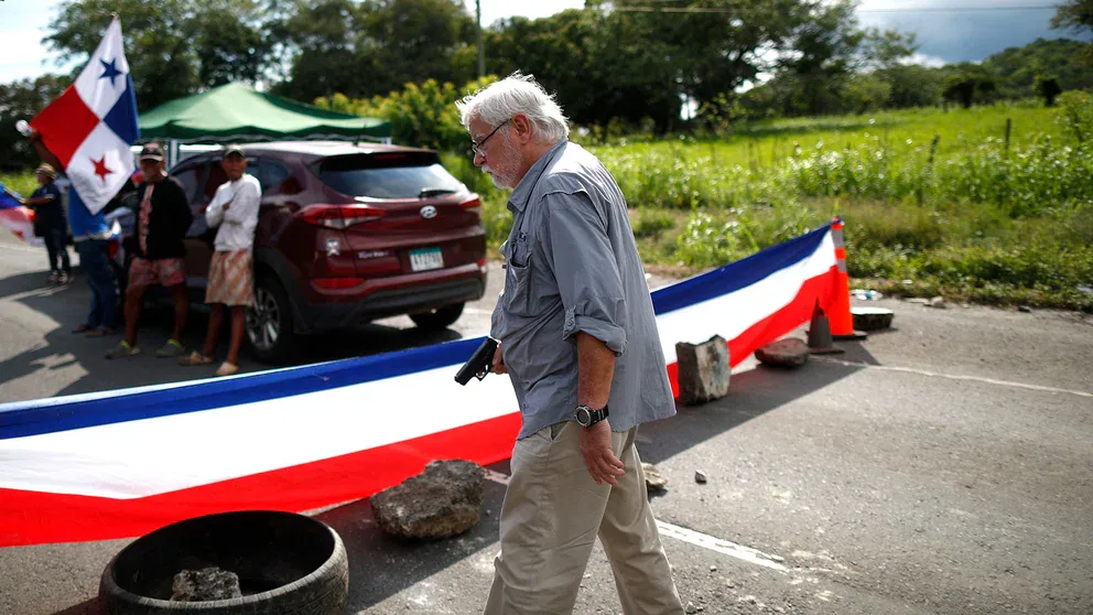 Momento en que hombre mata a tiros a manifestantes en Panamá
