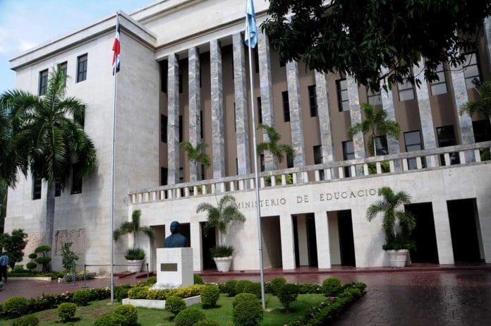 Advierten de ''serias incoherencias'' en gestión del ministro de Educación