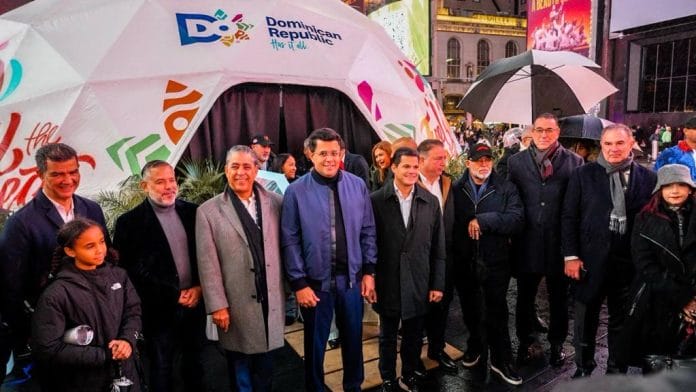 Miles visitan Times Square para disfrutar del calor dominicano