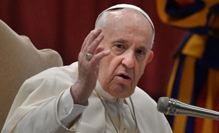 El papa pide no confundir la fiesta en Navidad con el consumismo