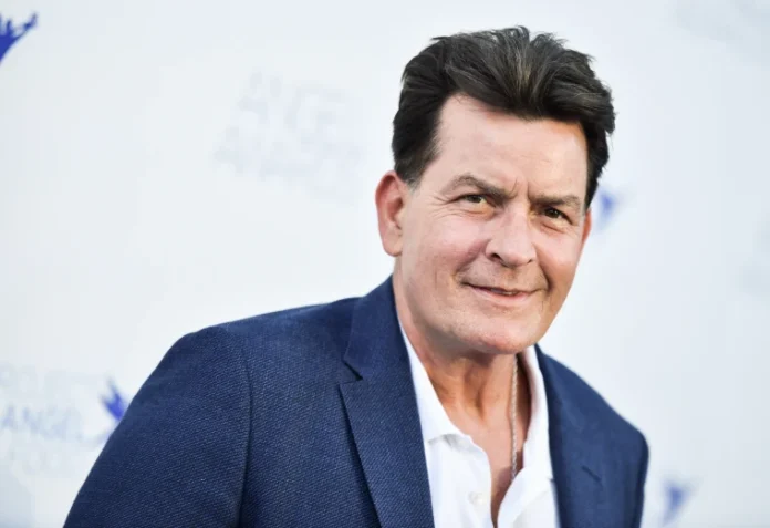 Vecina de Charlie Sheen intentó estrangularlo en su propia casa