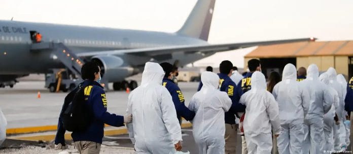 Boric a migrantes irregulares: «Los vamos a echar» de Chile