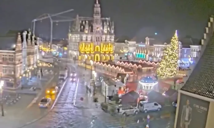 Árbol de navidad gigante se desploma y mata a mujer en Bélgica