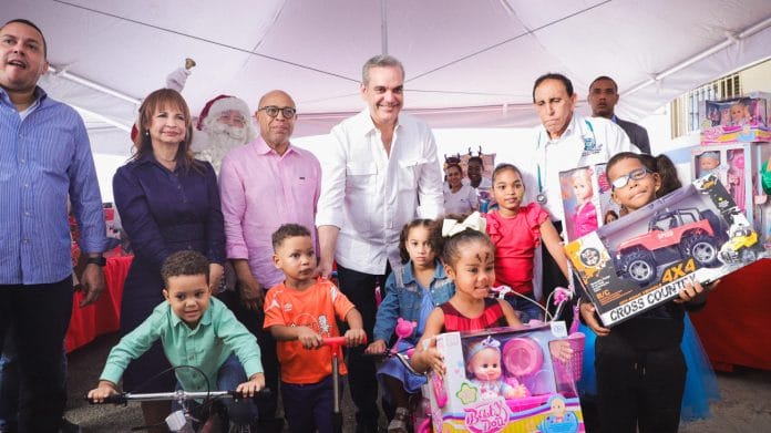 Abinader participa en aguinaldo de Fundación Cruz Jiminián