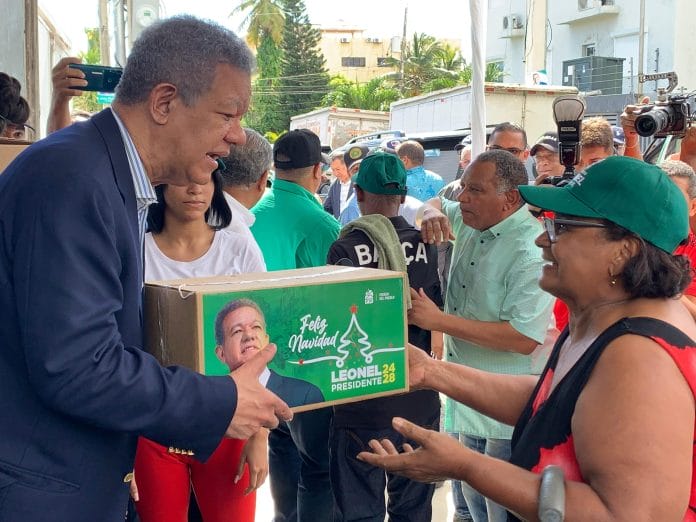 Leonel reparte miles de cajas navideñas con motivo de Noche Buena