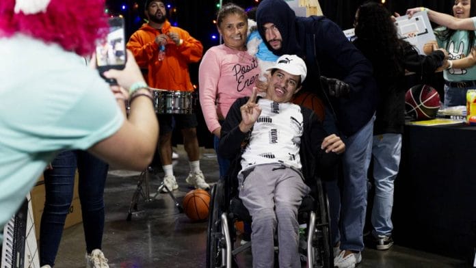 Bad Bunny entregó regalos navideños a niños y jóvenes en Puerto Rico