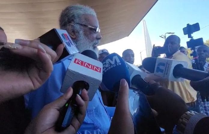 Juan Hubieres se querella en PGR por supuesta estafa del transporte escolar