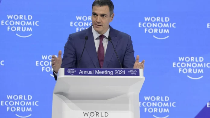 Sánchez cuestiona el neoliberalismo de Milei en Davos