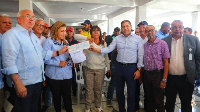 Entregan cheques a productores de invernaderos afectados por lluvias en Rancho Arriba