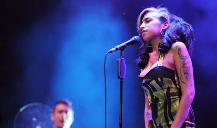 Cinta biográfica de Amy Winehouse desde el dramático tobogán y su triste último concierto antes del final