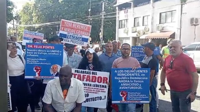 Estafados protestan previo a conocimiento de coerción contra Emmanuel Rivera