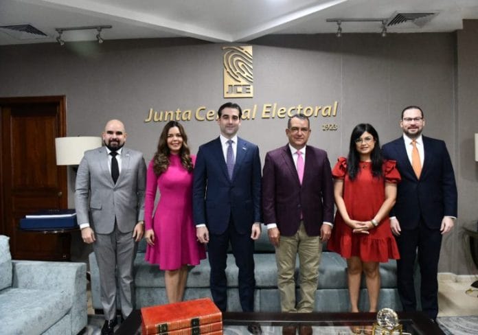 Presidente JCE y la nueva junta directiva de ANJE