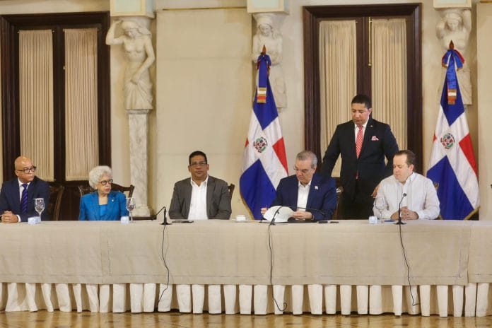 Presidente Abinader promulga Decreto 1-24 que regula la publicidad oficial