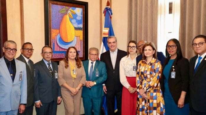 Abinader se reúne en el Palacio Nacional con comisión del Colegio Médico