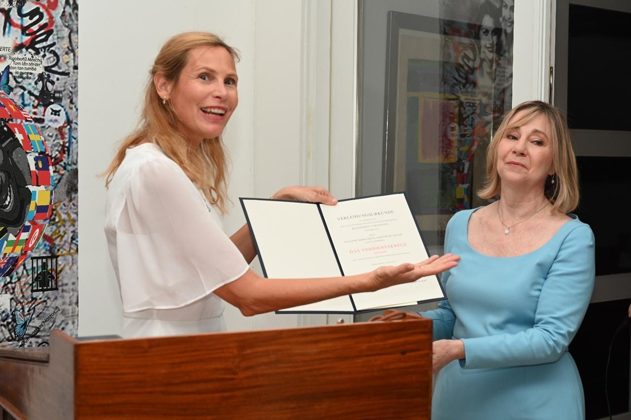 Susanne Harter de Haché recibe reconocimiento de Alemania