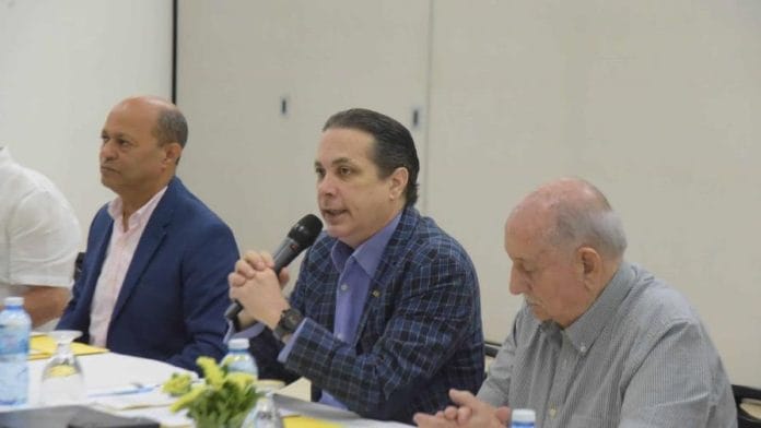 Negocios chinos ponen en riesgo empresas en Santiago, según comerciantes