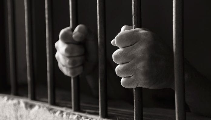Veinte años de prisión para hombre que mató a otro a batazos en un play en Monte Plata