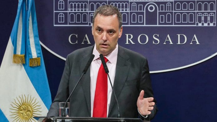 Adorni arremete contra reportero para defender 'like' de Milei a meme de violencia sexual