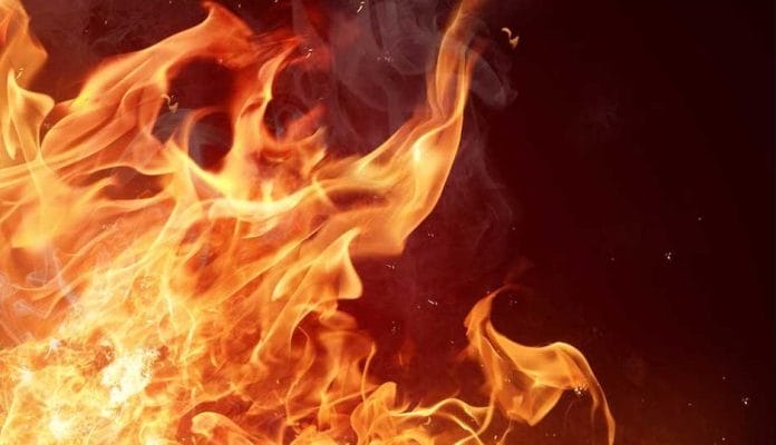 Muere mujer se habría rociado con gasolina y prendido fuego en Santiago