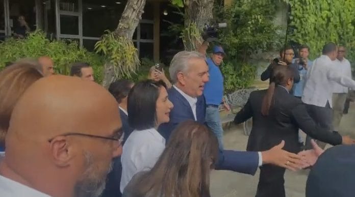 Abinader acude a ejercer su voto acompañado de la primera dama y Guillermo Moreno