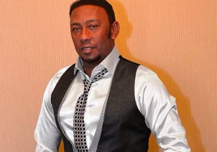 Retiran orden de arresto contra Anthony Santos tras presentarse ante el tribunal