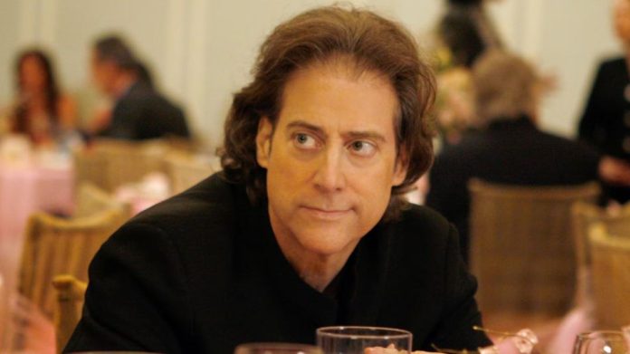 Murió el comediante Richard Lewis, conocido por su rol en “Curb Your Enthusiasm”